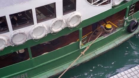 El-Trabajador-Del-Transbordador-Star-Sujeta-La-Línea-De-Amarre-En-El-Barco-En-El-Muelle-De-Hong-Kong.