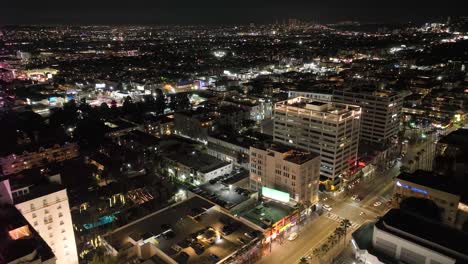 Nachts-über-Das-Roosevelt-Hotel-In-Hollywood,-Kalifornien-Fliegen-–-Luftaufnahme