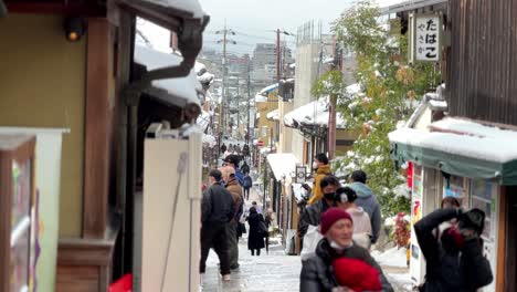 Winterlicher-Spaziergang:-Fußgänger-Auf-Der-Fußgängerzone-Von-Kyoto,-Japan