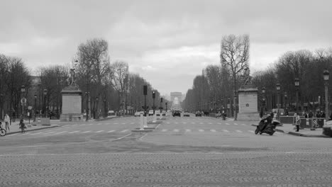 Daytime-Traffic-Near-Place-de-la-Concorde-On-Champs-Élysées-With-The-Arc-de-Triomphe-In-Distance-In-Paris,-France