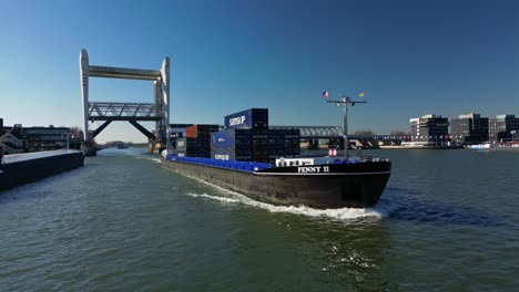 Containerschiff-Navigiert-Durch-Den-Kanal-In-Dordt,-Niederlande,-Das-Gerade-Aus-Der-Zugbrücke-Kam
