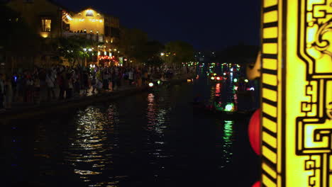 Touristen-Unternehmen-Eine-Laternenbootfahrt-Auf-Dem-Hoai-Fluss-In-Sampan-Booten-In-Der-Antiken-Stadt-Hoi-An-Während-Des-Lichtfestivals-In-Der-Nacht,-Vietnam