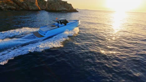 Wunderschöne-FPV-Luftaufnahme,-Die-Um-Eine-Luxusyacht-Fliegt-Und-In-Einen-Mediterranen-Sonnenuntergang-Vor-Der-Küste-Spaniens-Segelt