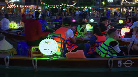 Touristen-Machen-Eine-Laternenbootfahrt-Auf-Dem-Hoai-Fluss-In-Sampan-Booten-In-Der-Antiken-Stadt-Hoi-An-Während-Des-Lichtfestivals,-Vietnam