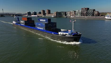 Luftaufnahme-Des-Containerschiffs-„Fenny-II“-Im-Kanal-Von-Dordt,-Niederlande