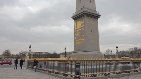 Ägyptischer-Obelisk-Aus-Granit-Des-Luxor-Obelisken-Am-Place-De-La-Concorde-In-Paris,-Frankreich