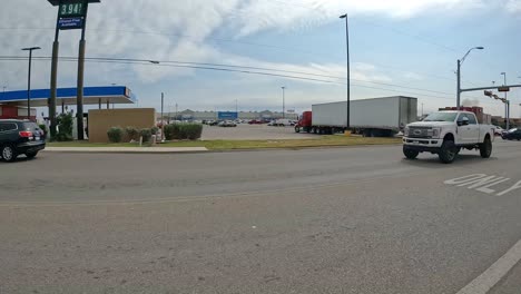 Standpunkt-Während-Der-Fahrt-Auf-Der-Cesar-Chaves-Road-In-Alamo,-Texas,-Vorbei-Am-örtlichen-Wal-Mart