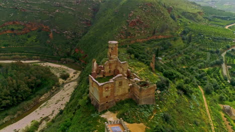 Ruinas-Del-Antiguo-Castillo-En-Sicilia,-Italia-Con-Viñedos-Cercanos-En-El-Campo---Paralaje-Aéreo