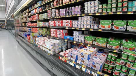 Pasando-Lentamente-Las-Exhibiciones-Refrigeradas-De-Yogur-En-Una-Mega-Tienda-De-Comestibles-Americana
