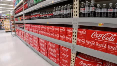 Langsam-Vorbeiziehende-Cola-Soda-Auslagen-In-Einem-Amerikanischen-Mega-Lebensmittelladen