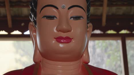 Rote-Buddha-Statue-Mit-Hakenkreuz-Symbol,-Das-Kulturelle-Unterschiede-Zeigt