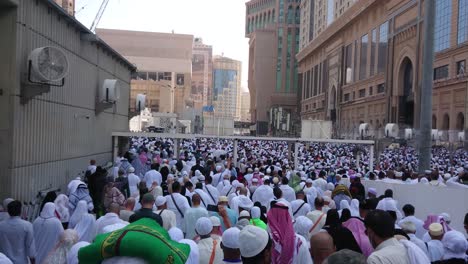 People-crowd-during-Hajj-or-Umra-at-Mecca