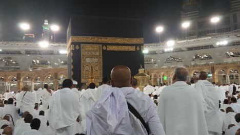 Multitud-De-Musulmanes-Esperando-El-Tiempo-De-Oración-Alrededor-De-Kaabah-Dentro-De-La-Mezquita-Al-haram-Durante-El-Hajj-O-Umra