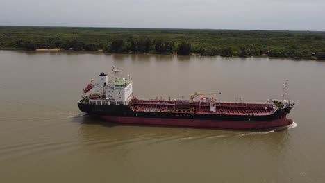 Petrolero-Navegando-Por-El-Río-Amazonas.-Aerea-De-Lado