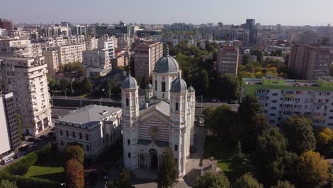 Vista-Aérea-De-Una-Nueva-Iglesia-Ortodoxa-En-Bucarest-Durante-El-Día