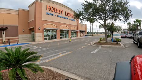Time-Lapse-view-of-the-entrance-to-Hobby-Lobby,-a-retail-chain-of-arts-and-crafts-stores-in-the-US