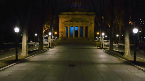Drone-shot-approaching-the-iluminated-Grant´s-Tomb,-nighttime-in-New-York,-USA