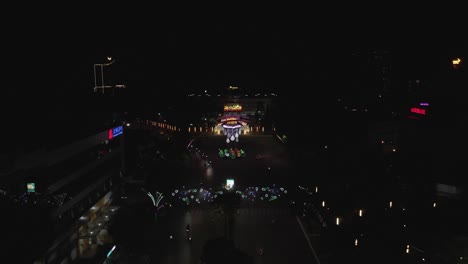 Antena-Nocturna-Sobre-La-Calle-Decorada-Para-La-Celebración-Del-Año-Nuevo,-Vietnam