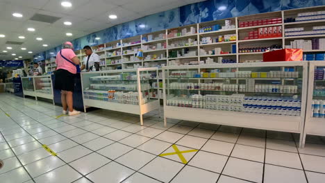 Mujer-Comprando-Productos-Farmacéuticos-En-Una-Farmacia-En-Una-Ciudad-Fronteriza-De-México