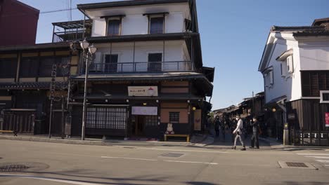 Zeitlupenschwenk-über-Die-Straßen-Der-Stadt-Takayama
