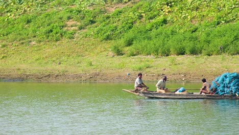 Asiatische-Männer-Rudern-In-Einem-Voll-Beladenen-Holzboot,-Von-Rechts-Nach-Links,-Durchgehende-Aufnahme