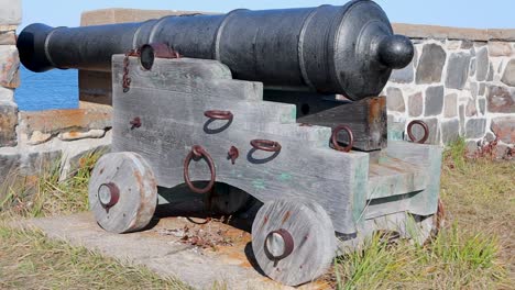 Mittelalterliche-Kanone-An-Einer-Steinmauer,-Die-Nach-Rechts-In-Churchill,-Manitoba,-Kanada-Schwenkt