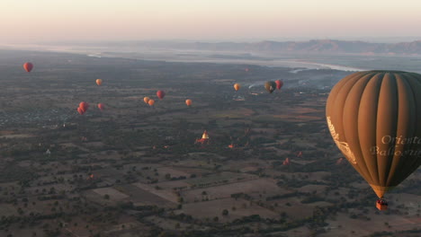 Einspielung-Von-Heißluftballons-über-Bagan,-Luftaufnahme,-Sonnenaufgang