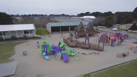 Bunter-Kinderspielplatz-Aus-Holz-Und-Plastik-Ohne-Menschen