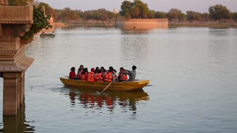 Group-of-girl-friends-boatin-in-the-gadisar-lake