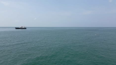 Sobrevuelo-Aéreo-Bajo:-Barco-De-Pesca-En-Tailandia-Con-Varias-Líneas-En-El-Océano