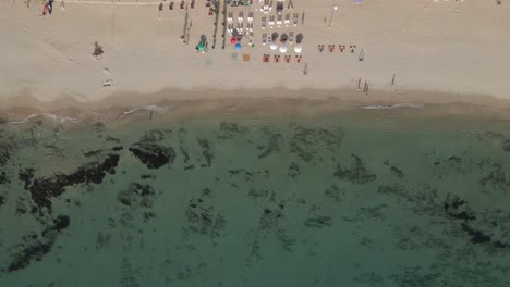 Hohe-Schatten-Von-Touristen,-Die-In-Gerader-Luftaufnahme-Am-Thailändischen-Strand-Spazieren