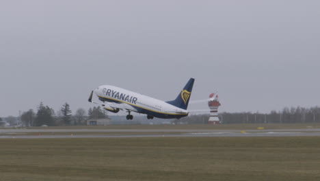 Flugzeug-Der-Billigfluggesellschaft-Ryanair-Hebt-Vom-Flughafen-Danzig-Ab