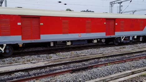 Motor-De-Tren-Del-Ferrocarril-Indio-Estacionado-En-Vías-En-El-Día-Desde-Diferentes-ángulos-Video-Tomado-En-La-Estación-De-Tren-De-Guwahati-Assam-India-El-02-De-Marzo-De-2023