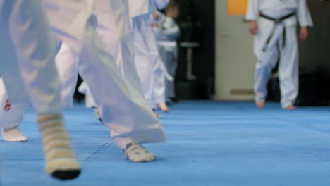 Niños-En-Kimono-Blanco-Saltando-En-Cámara-Lenta-Entrenando-Judo-En-Una-Estera-De-Tatami
