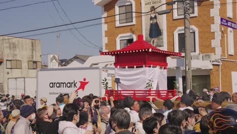 Carroza-De-Mikoshi-Transportada-En-El-Festival-De-Honensai-Por-Las-Calles