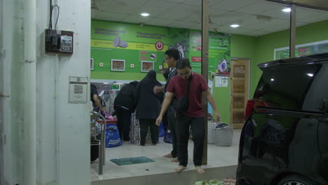 Öffentliche-Waschmaschinen-In-Chang-Lun,-Malaysia,-Während-Die-Gäste-Wäsche-Laden