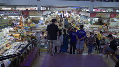 Pan-across-Han-Market-showcasing-vendor-stalls-and-market-goers-shopping