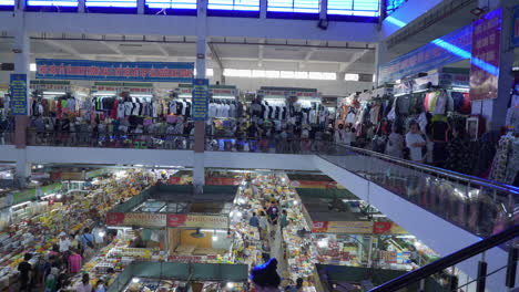 Pan-across-bustling-Han-Market-in-urban-southeast-asia-city-of-Da-Nang