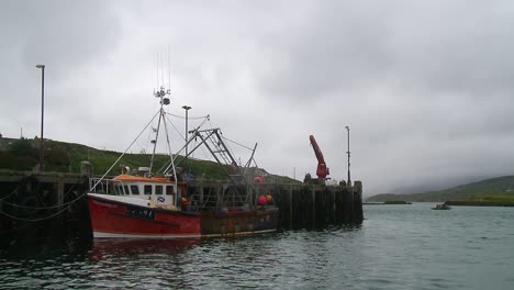 Eine-Aufnahme-Eines-Fischereifahrzeugs-Im-Dock