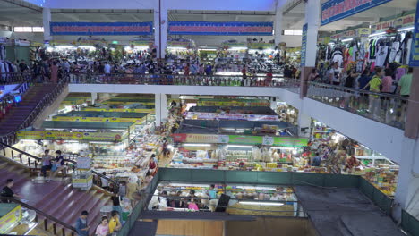 Overview-of-Han-Market-buzzing-with-life-as-shoppers-look-for-fruit-and-clothes