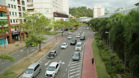 Kota-Kinabalu-Autoverkehr-In-Der-Innenstadt-Von-Der-Sky-Bridge,-Draufsicht