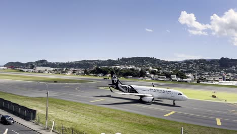 Air-New-Zealand-Moving-Slowly-In-The-Runway-Of-International-Airport-In-Wellington,-New-Zealand