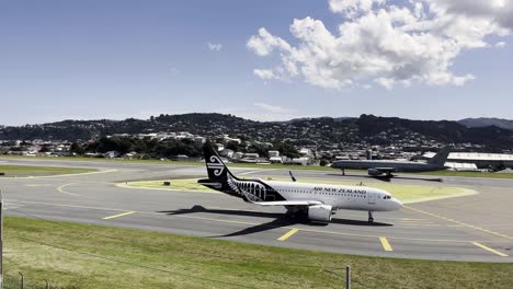 Air-New-Zealand-Y-Royal-New-Zealand-Air-Force-Aviones-En-El-Aeropuerto-Internacional-De-Wellington-En-Rongotai,-Nueva-Zelanda