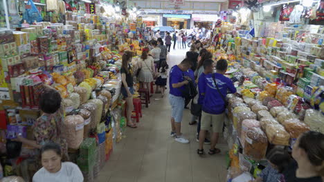 Los-Vendedores-Ambulantes-Esperan-Pacientemente-Para-Reunirse-Con-Los-Asistentes-Al-Mercado-En-Han-Market-Vietnam