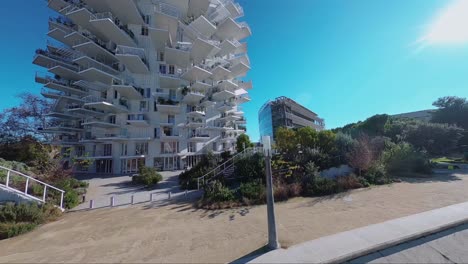 Fpv-Drone-Freestyle-En-La-Maravilla-Arquitectónica-&#39;l&#39;arbre-Blanc&#39;-En-El-Centro-De-La-Ciudad-De-Montpellier