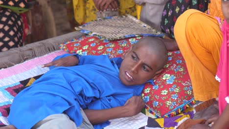 Behinderter-Pakistanischer-Junge,-Der-Draußen-Im-Bett-In-Sindh-Liegt