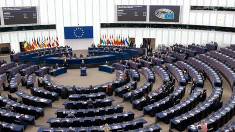 Der-Litauische-Präsident-Gitanas-Nausėda-Spricht-Im-Europäischen-Parlament-In-Straßburg,-Frankreich,-über-Den-Ukrainisch-russischen-Krieg-–-Kameraschwenk