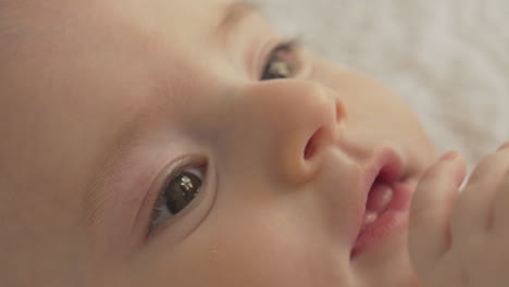 Nahaufnahme-Großer-Babyaugen,-Porträt-Eines-Weißen,-Kaukasischen-Neugeborenen,-Weiches-Licht