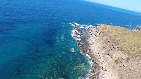 Luftaufnahme-Einer-Drohne-Von-Den-Klippen-Von-Bejaia-Mit-Blick-Auf-Das-Mittelmeer