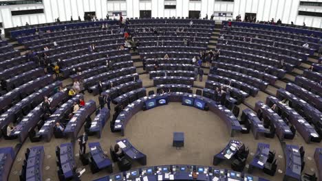 Mitglieder-Des-Europäischen-Parlaments-Verlassen-Den-Plenarsaal-Nach-Der-EU-Plenarsitzung-In-Straßburg,-Frankreich-–-Zeitraffer